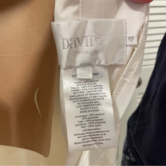 Beautiful ivory wedding gown - Picture 10 of 11